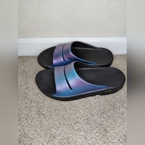 Oofos Women Size 8 Blue And Purple Iridescent Slide Sandals